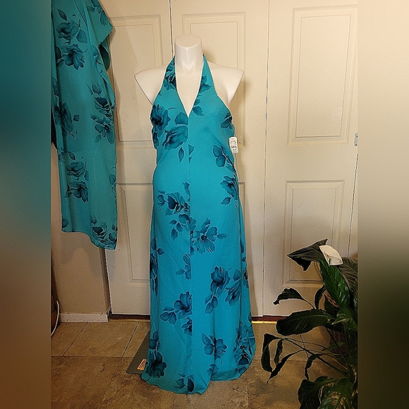 Halter gown with matching shawl - Picture 1 of 7